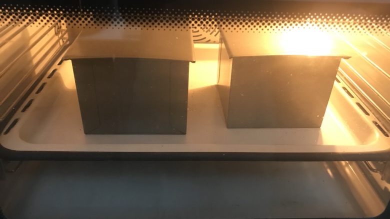 简单牛奶吐司,烤箱中下层170度32分钟,火力时间根据自己烤箱模具调节。