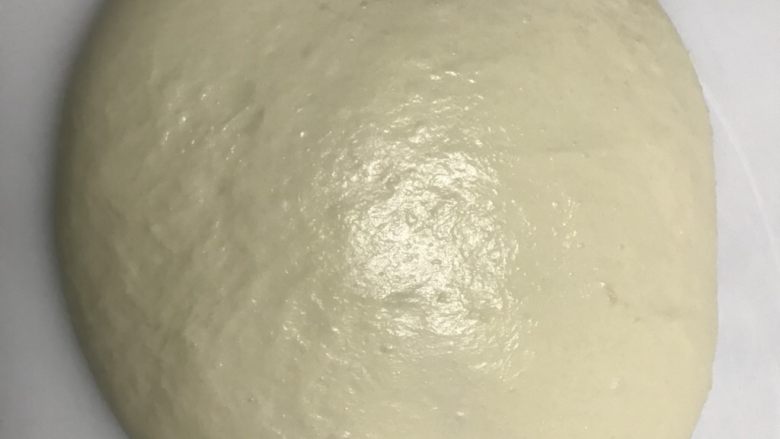简单牛奶吐司,后油法揉到完全,室温发酵至两倍大。