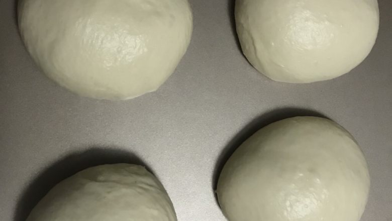 简单牛奶吐司,均分四份,滚圆,注意,不要排气。
