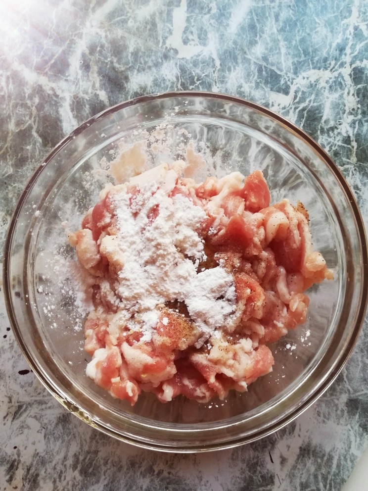 秋葵炒肉,放入碗里加小粉 <a style='color:red;display:inline-block;' href='/shicai/ 13417'>酒</a> 盐 胡椒粉 花椒粉