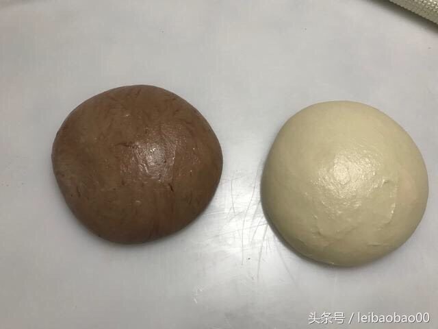 棋格吐司~可可味,滚圆,室温基础发酵至两倍大。