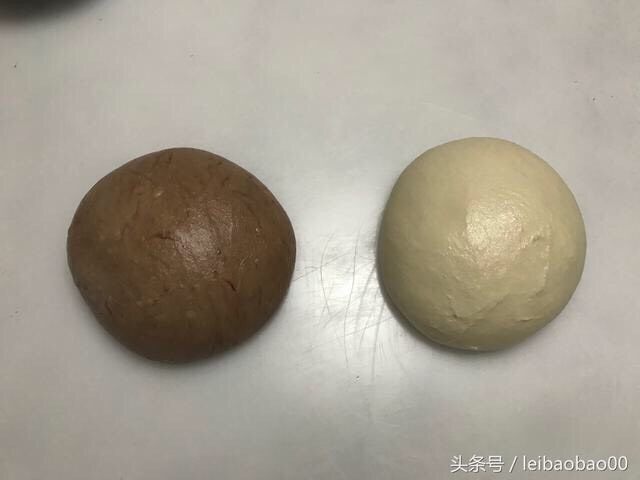 棋格吐司~可可味,后油法揉到完全,取出一半加入适量可可粉揉匀。