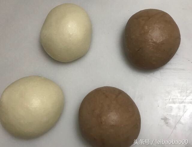 棋格吐司~可可味,取出面团,每个颜色再均分两份,滚圆,注意,不用排气。