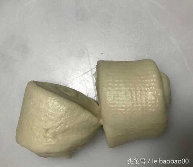 棋格吐司~可可味,卷起后中间切开,可可味同样处理。