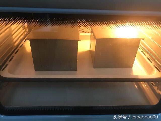 棋格吐司~可可味,烤箱中下层170度32分钟,火力时间根据自己烤箱模具调节。