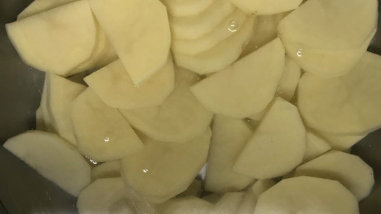 干锅土豆片,做法与步骤:
土豆切成稍微厚一点的片,放入水中去掉淀粉。