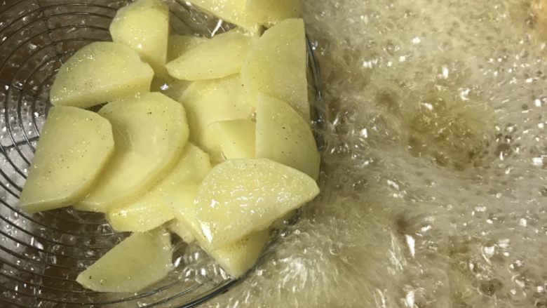 干锅土豆片,锅中倒入食用油,六七成热时,放入土豆片炸制两面微黄即可捞出。