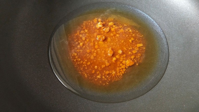 红糖年糕,<a style='color:red;display:inline-block;' href='/shicai/ 882'>红糖</a>和清水倒入锅中,大火烧开