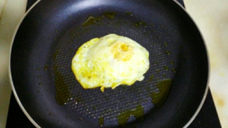 火腿三明治,锅烧热,放入食用油,打入<a style='color:red;display:inline-block;' href='/shicai/ 9'>鸡蛋</a>煎熟