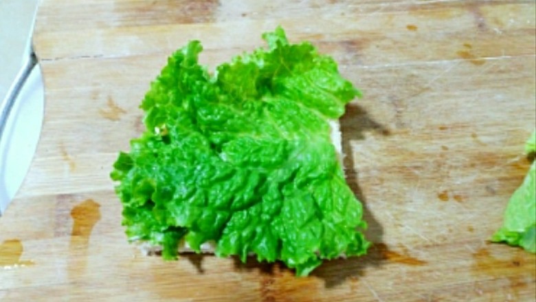 火腿三明治,放上一片生菜叶