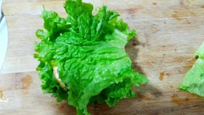 火腿三明治,在放上生菜
