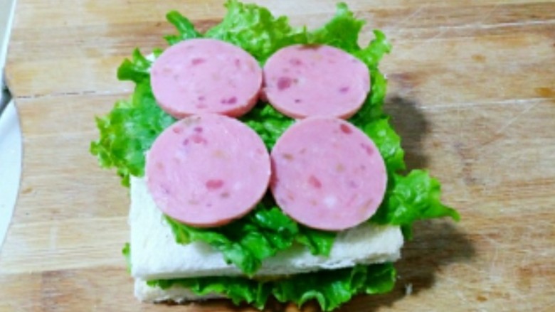 火腿三明治,加入一层火腿片