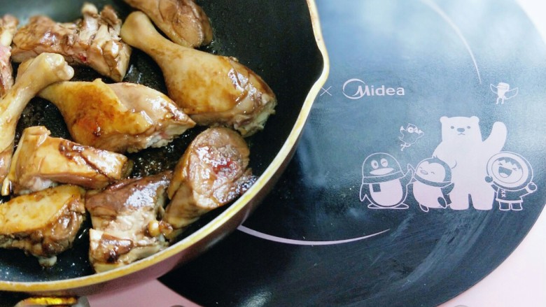 【季节菜】+春笋烧鸭腿,加入焯水的鸭腿块煸炒。