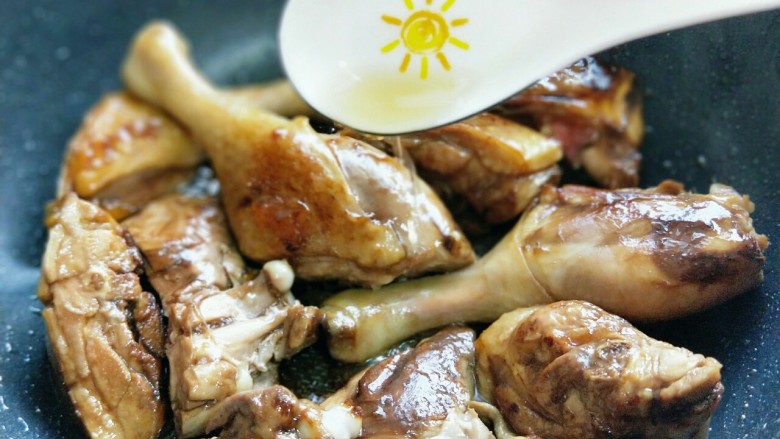 【季节菜】+春笋烧鸭腿,加入<a style='color:red;display:inline-block;' href='/shicai/ 718'>料酒</a>。