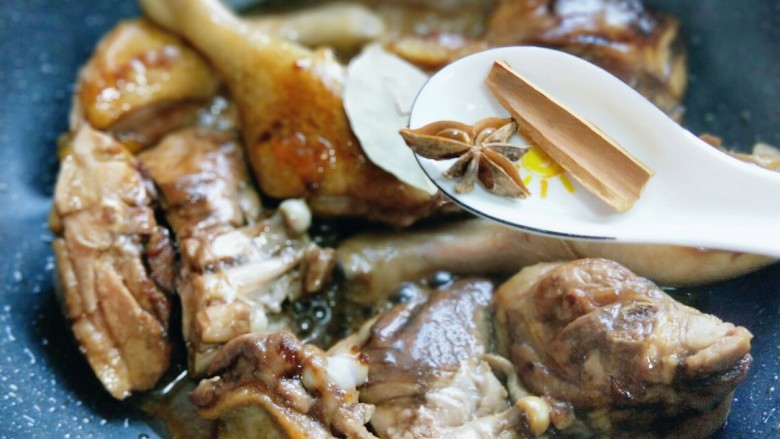 【季节菜】+春笋烧鸭腿,加入香料翻炒。