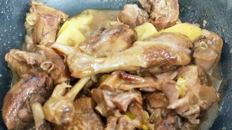 【季节菜】+春笋烧鸭腿,15分钟后大火收汤,留少许汤汁更好吃。