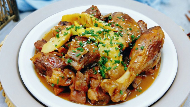 【季节菜】+春笋烧鸭腿,鸭腿肉,酥,烂,可口。