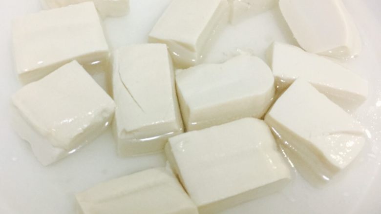 鱼头豆腐汤,豆腐放进加盐的开水中灼烫，去豆腥味