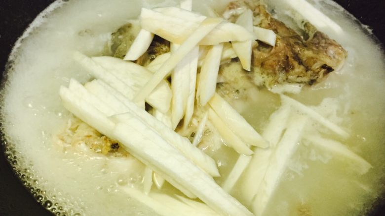 鱼头豆腐汤,加入杏鲍菇