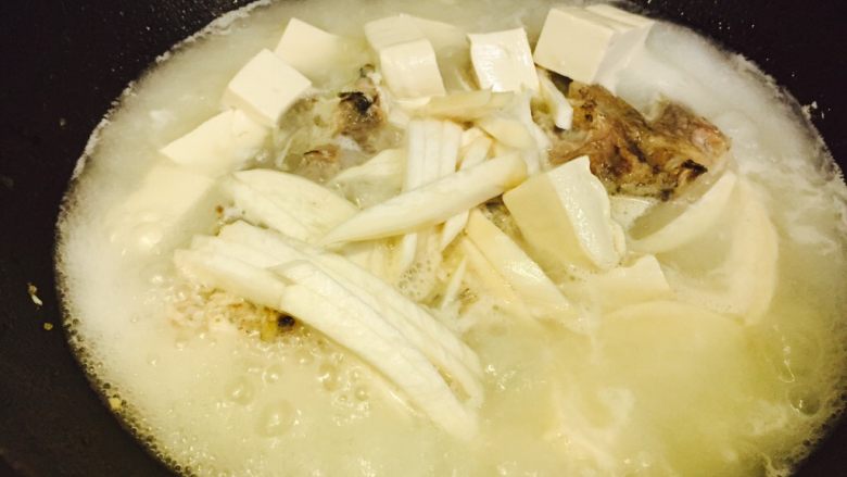 鱼头豆腐汤,加入豆腐

转小火炖
