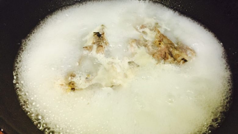 鱼头豆腐汤,大火煮沸腾
