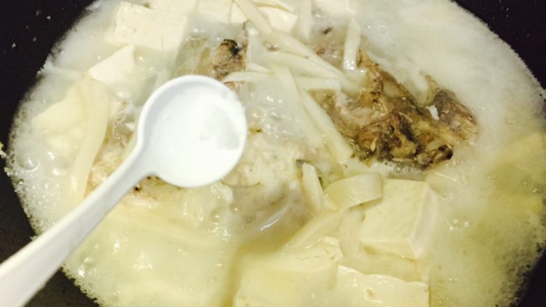 鱼头豆腐汤,加入少量盐