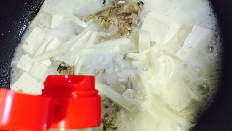 鱼头豆腐汤,炖10分钟后加入3滴醋