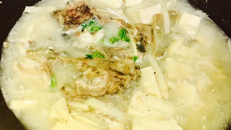 鱼头豆腐汤,再炖1分钟左右，加入香菜就可以起锅了