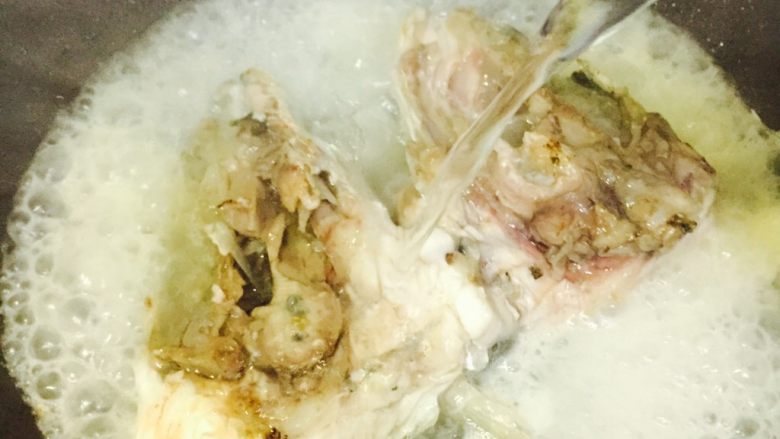 鱼头豆腐汤,向锅中倒入烧开的水