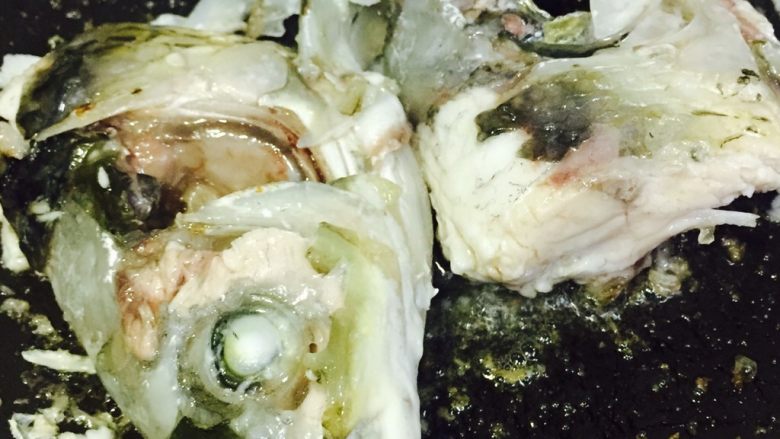 鱼头豆腐汤,煎至金黄（哎呀，不小心煎碎了点，不过味道一样好哦）