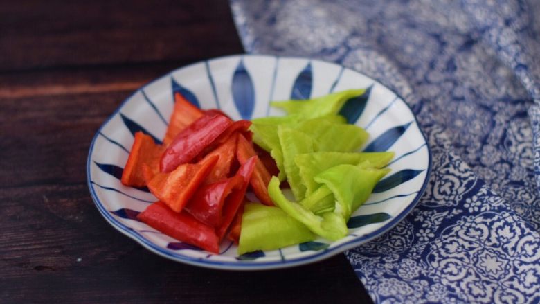 孜然土豆片,青红椒去籽洗净切成小块