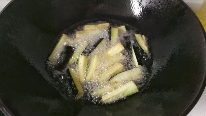 肉末酱爆茄条,锅中倒入适量油烧至七成热,放入茄条开始炸(可以分两次炸,这样省油哈)