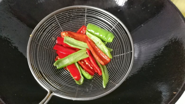 肉末酱爆茄条,再把青红辣椒条也放入油中,过下油后迅速捞起