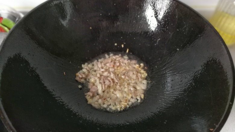 肉末酱爆茄条,再下入肉末,炒至肉末变色