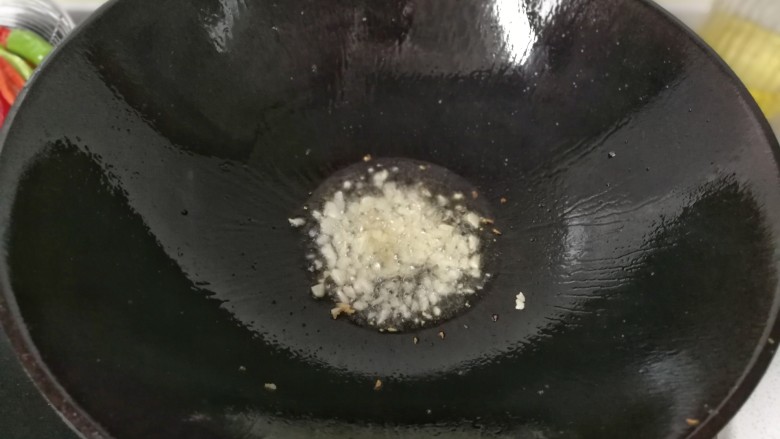 肉末酱爆茄条,锅中留少许底油,先下入蒜末煸香