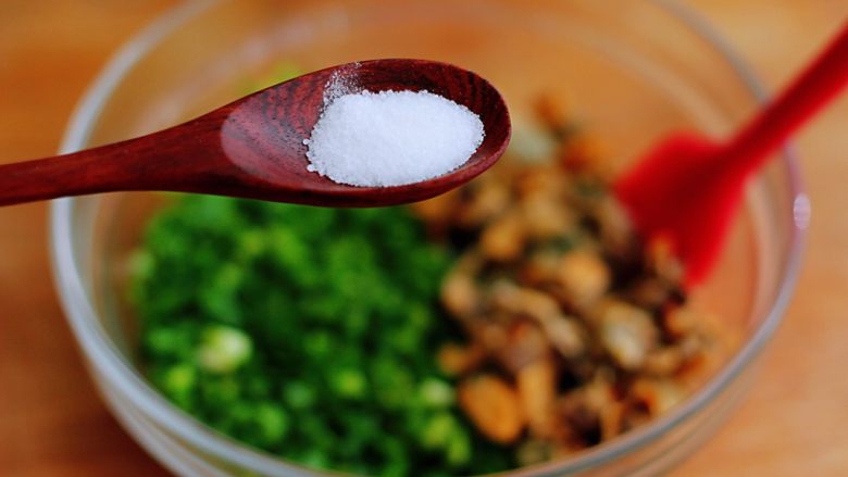 韭菜海虹馅饼(烟台特色),在放馅料的碗中加入适量盐