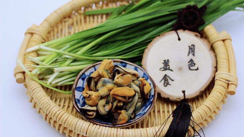 韭菜海虹馅饼(烟台特色),准备食材;把<a style='color:red;display:inline-block;' href='/shicai/ 116'>韭菜</a>摘干净后备用,海虹肉我是买回来煮好后扒出来的