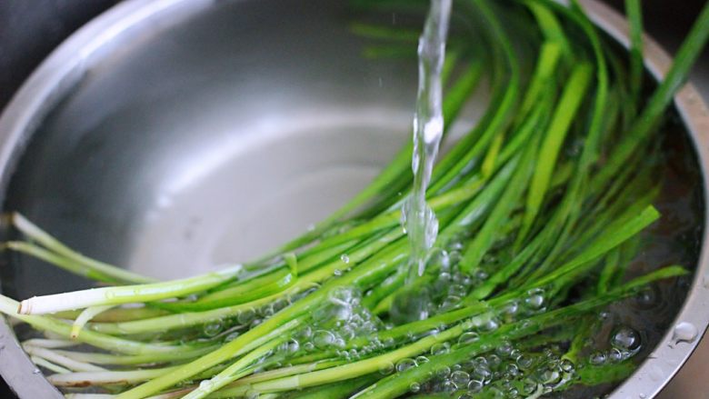 韭菜海虹馅饼(烟台特色),把摘干净的韭菜用自来水冲洗干净后沥干水分备用