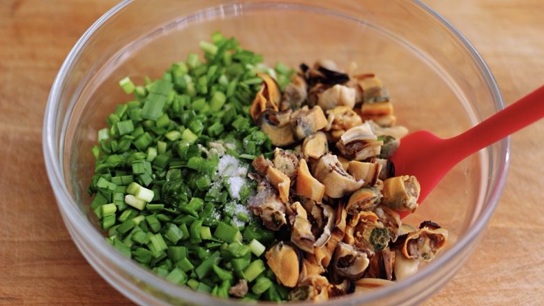 韭菜海虹馅饼(烟台特色),把所有的材料搅拌均匀就可以用了