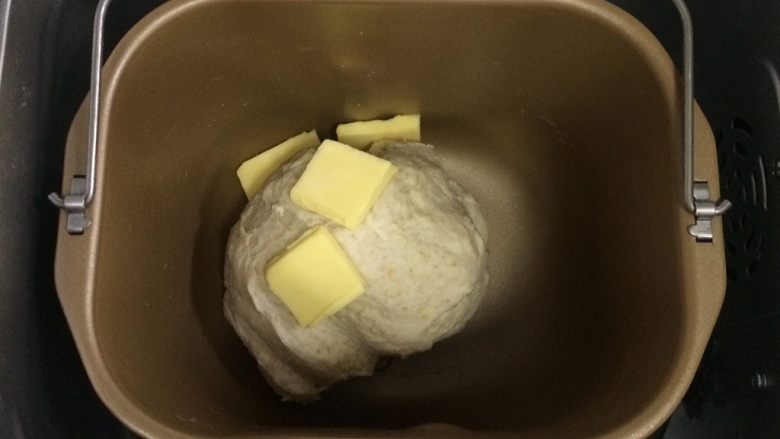 燕麦蜂蜜软欧包,约揉15分钟,面团成型后加入黄油继续和面。