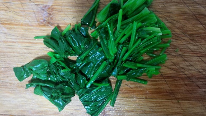 果蔬蝴蝶面,捞出后去除根部,切成小段。
