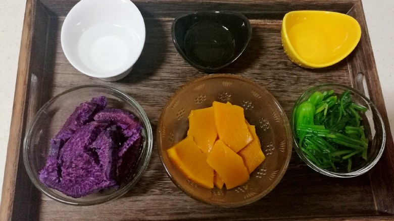 果蔬蝴蝶面,蒸好的紫薯,南瓜和焯好的菠菜,分别配30克,20克,20克清水,紫薯含水量比其它两种少,因此清水的量要稍微多一点。