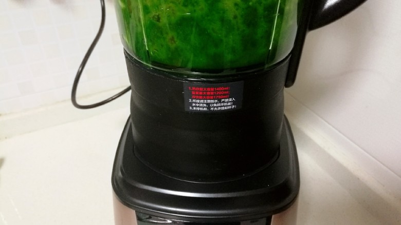果蔬蝴蝶面,把菠菜段和20克清水放入搅拌机,搅拌成菠菜泥。