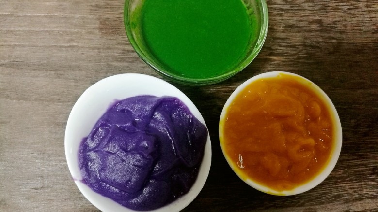 果蔬蝴蝶面,打好后取出,同样做法,完成紫薯泥和南瓜泥的制作。