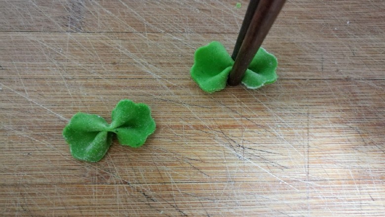 果蔬蝴蝶面,用筷子往中间用力一夹,蝴蝶面就完成了。