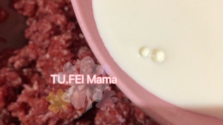 自制牛肉肠,7. 搅拌好的水淀粉分次,一点点加入肉馅里。
