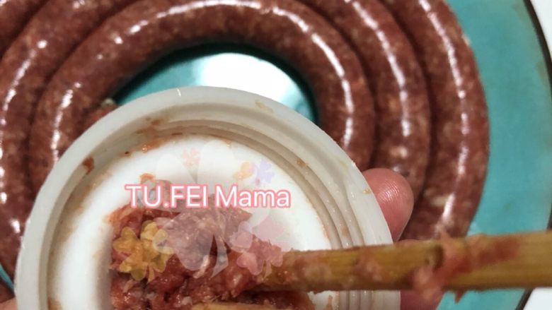自制牛肉肠,13. 灌到你准备好的肉馅都用完了,也拧不动了,打开,还有一部分需要你用筷子给挤压进去,避免浪费。