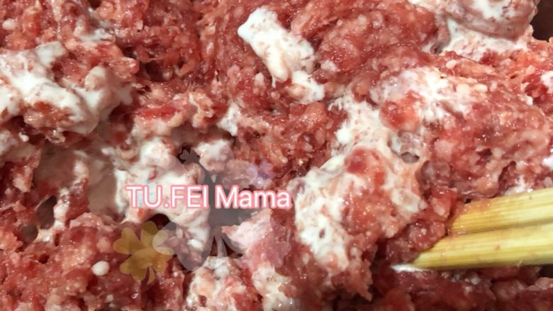 自制牛肉肠,8. 倒入一点,搅拌一会,再倒入一点再搅拌一会。