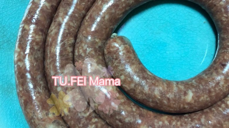 自制牛肉肠,14. 肉馅灌好后,最后的尾部需要打结。打结的时候这个结不要跟肉紧紧贴合,让这个结跟肉的尾部有点距离。