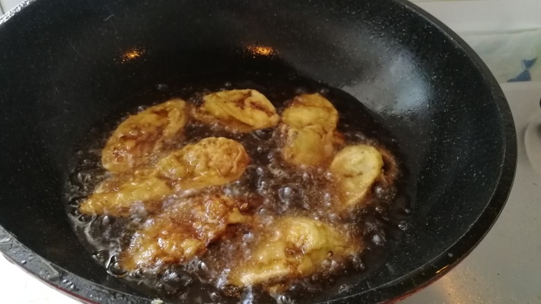 香炸茄盒,茄盒放凉了在第二次炸,这样才会更香酥。第二次等油锅开了在炸,放进去一会就马上捞出,不要炸糊了。